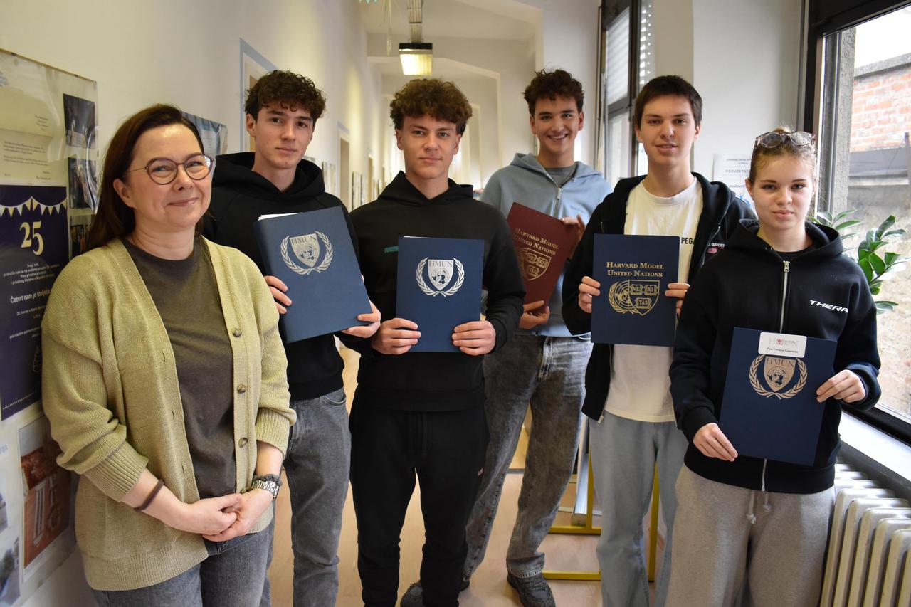 Učenici Prve privatne gimnazije s pravom javnosti