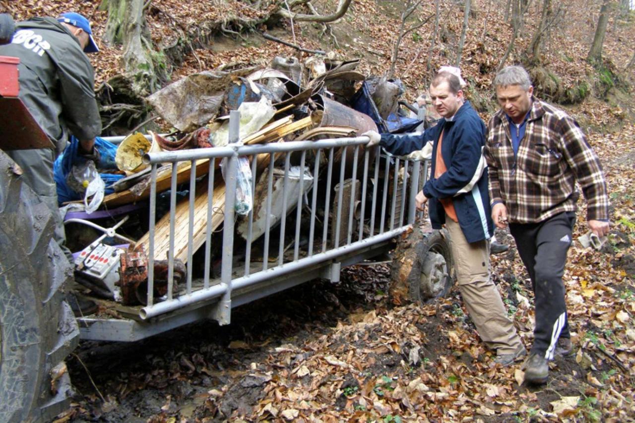 'var \\u0096 11. 11. 2010., Ivanec \\u0096 Ekoloska sekcija Planinarskog kluba Ivancica ocistila je potok Mrzljak od krupnog otpada  PHOTO:  presnimila Ljiljana Risek'