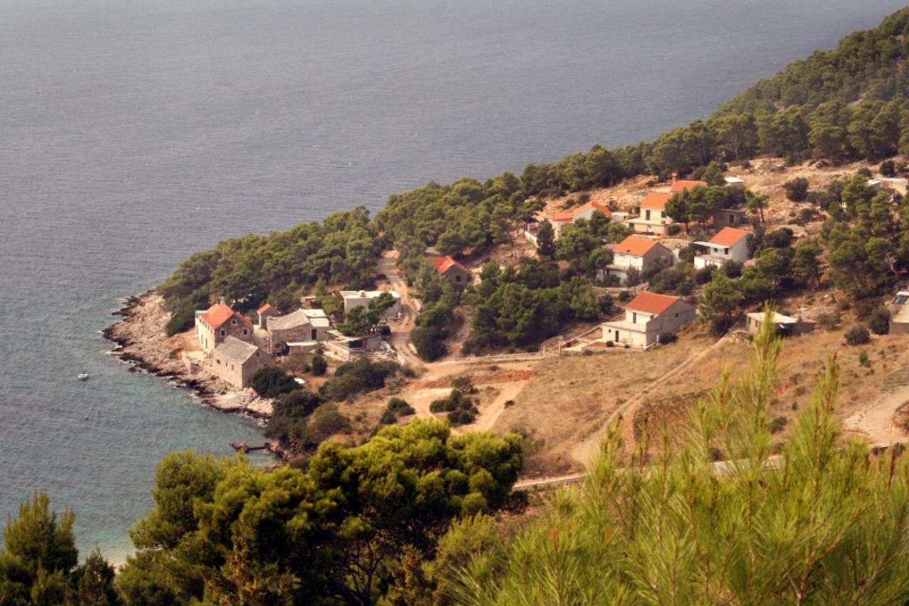 'unutrasnja-02.10.2009.,Split,Hrvatska - Otok Brac uvala Vela Farska Nerezisce gdje saborski zastupnik Mario Zubovic (HDZ) kupuje zemljista Photo: Ivana Ivanovic/VLM'
