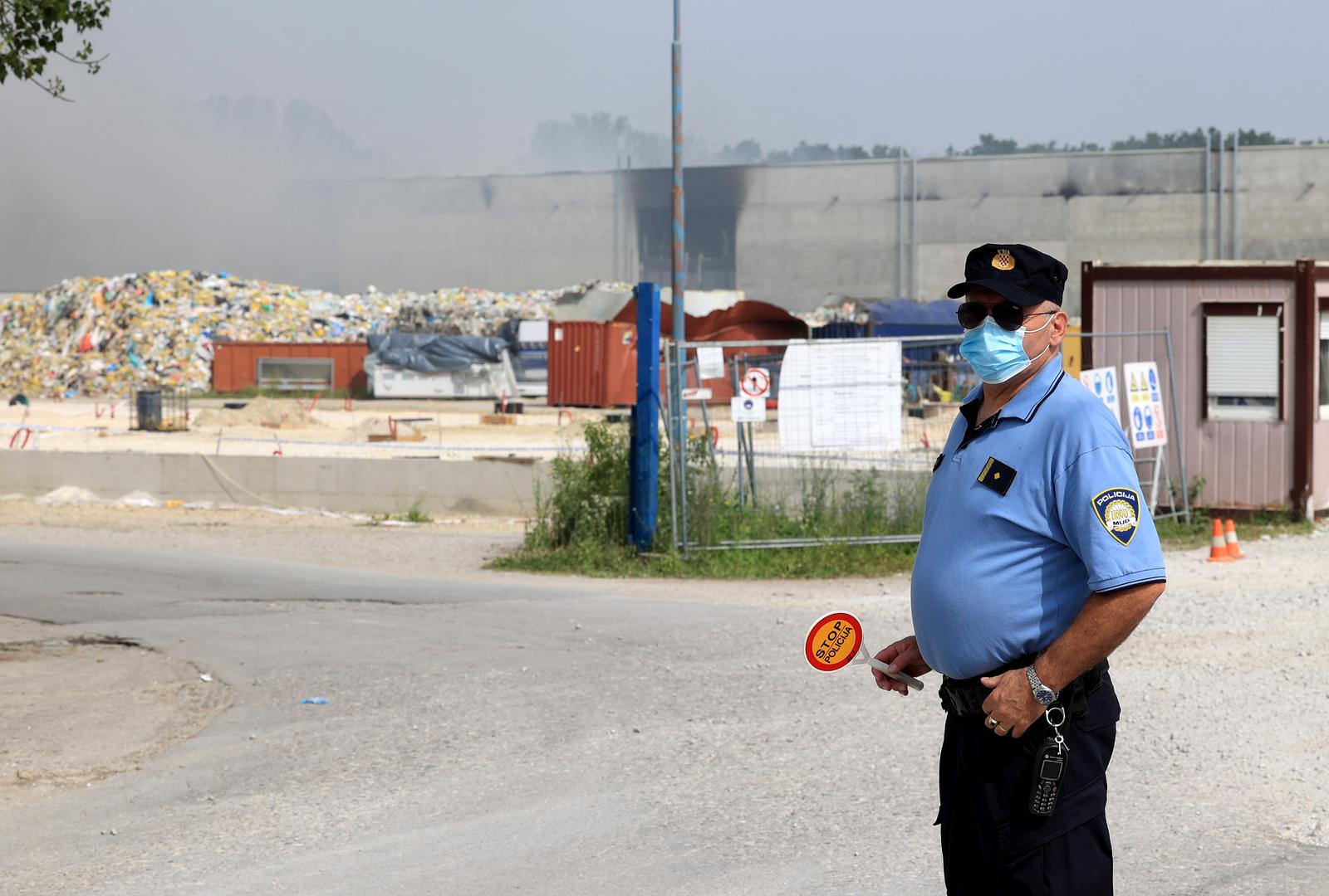 S obzirom da se radi o požaru plastične mase, jako ga je, ističe Barun, teško pogasiti te će to još trajati neko određeno vrijeme s obzirom da iziskuje određenu mehanizaciju koja bi to mogla odraditi.