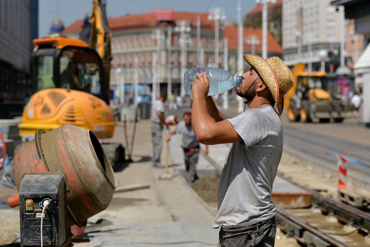 Zagreb: Gra?evinski radnici izloženi suncu i vru?ini