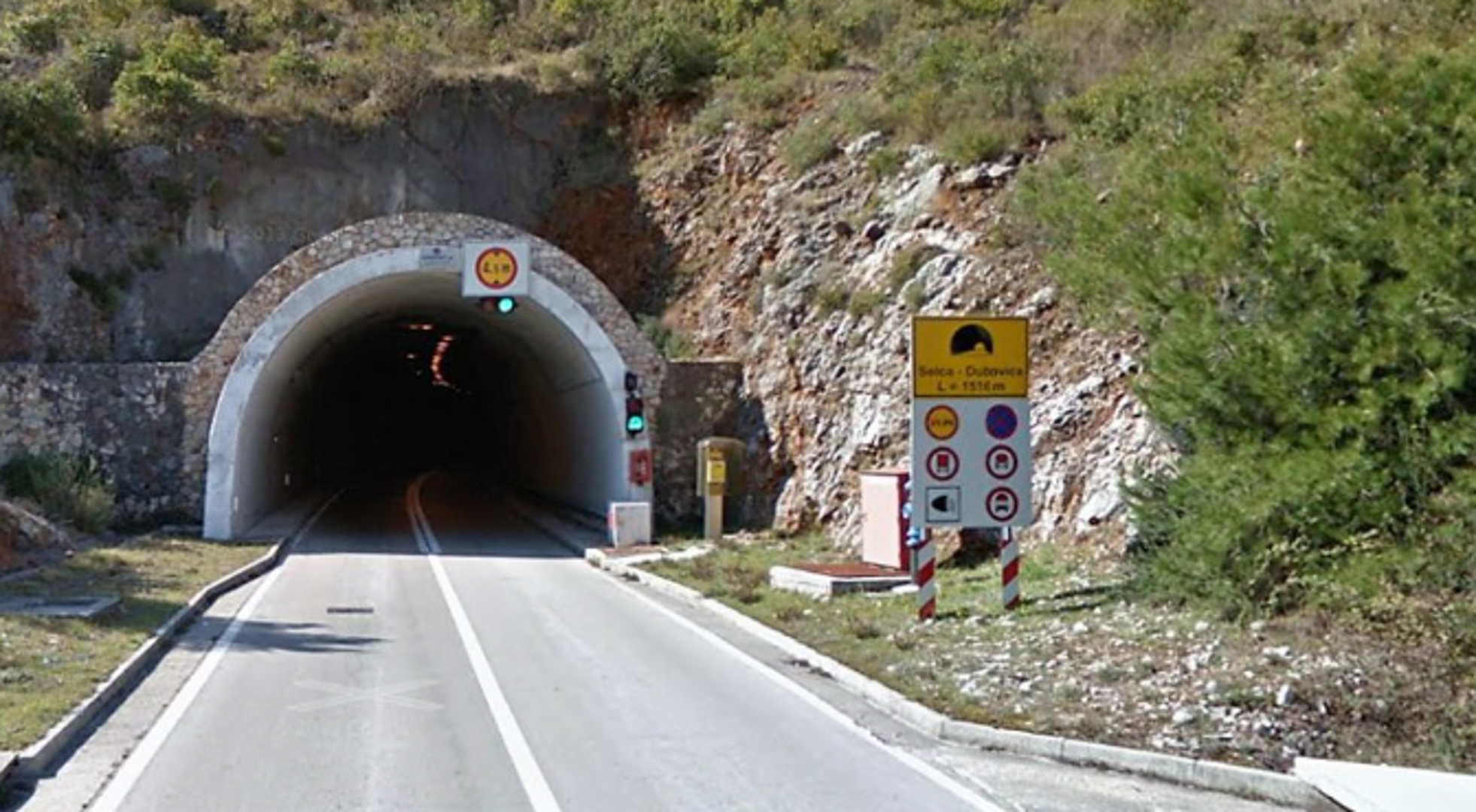 10. Tunel Selca-Dubovica, 1.516 metara: Tunel Selce-Dubovica, smješten na autocesti DC-116 između Starog Grada i grada Hvara na otoku Hvaru, dugačak je 1516 metara, a otvoren je 1999. godine. Nalazi se gotovo 200 metara ispod stare magistralne ceste (6252) i dom je crpne stanice za vodoopskrbu Hvara na njegovom sjevernom ulazu, koja opskrbljuje vodom Veliko Grablje i Brusje.
