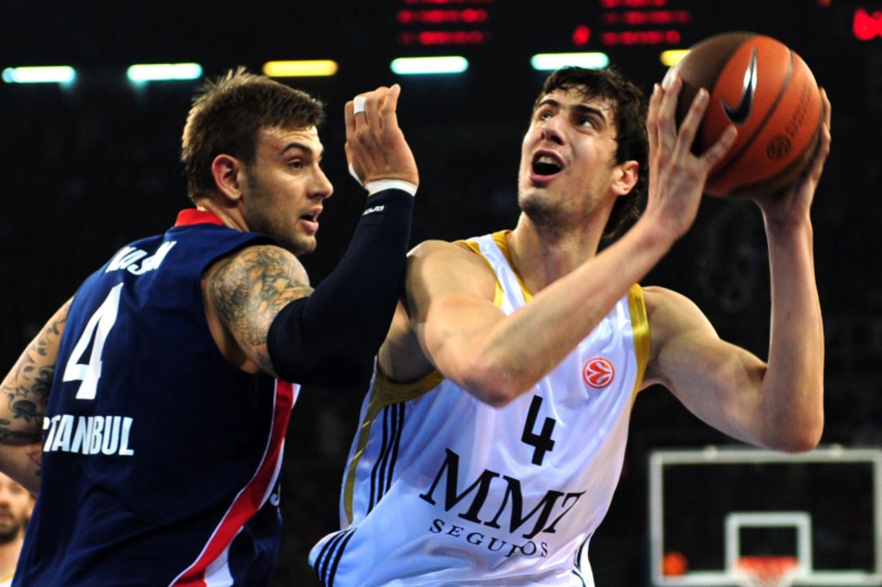'Real Madrid\'s Ante Tomic (R) vies with Mario Kasun (L) of Efes Pilsen  during their Euroleague group match at Abdi Ipekci Arena, in Istanbul, on March 4, 2010.   AFP PHOTO/MUSTAFA OZER'