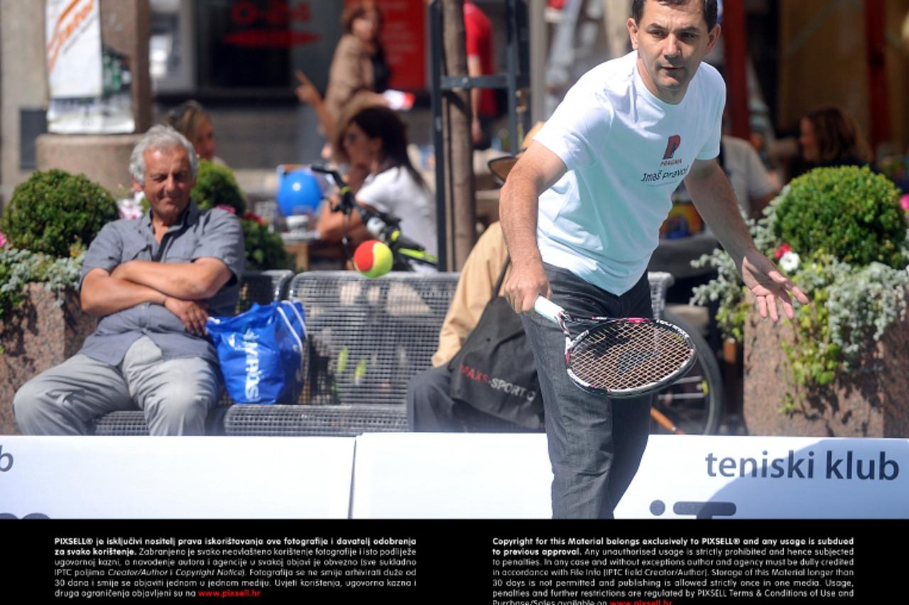 '02.07.2011., Cvjetni trg, Zagreb - Udruga PRAGMA i Teniski klub ITeam organizirali su teniski turnir u samom centru Zagreba kako bi popularizirali tenis. Teniski program na Cvjetnom trgu otvorio je I
