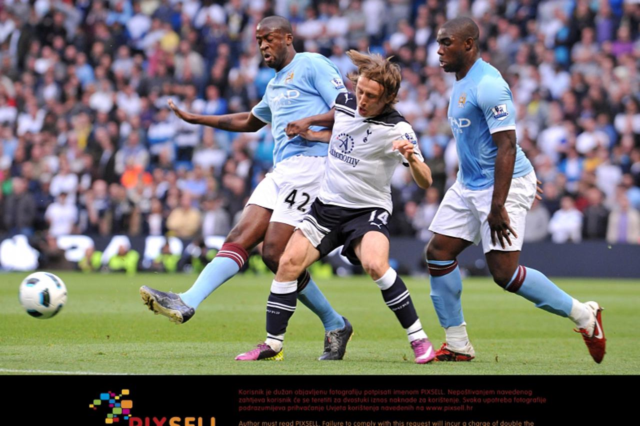 'Manchester City\'s Gnegneri Toure Yaya (left) and Tottenham Hotspur\'s Luka Modric (centre) battle for the ball. Photo: Press Association/Pixsell'