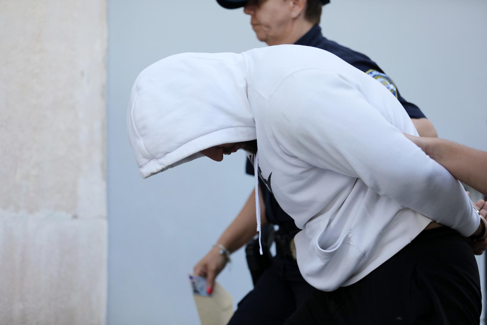 Tereti ih se za sudjelovanje u tučnjavi i nepružanje pomoći, a predani su u pritvorsku jedinicu Policijske uprave istarske. Kriminalističko istraživanje se nastavlja.
