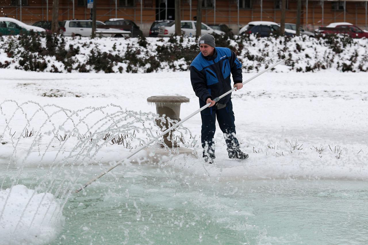 09.02.2015., Zagreb - Radnici tvrtke Bazeni i fontane odledjivali su fontanu na Tomislavovom trgu, koju je debelim ledom okovalo nekoliko jako hladnih dana.   Photo: Patrik Macek/PIXSELL