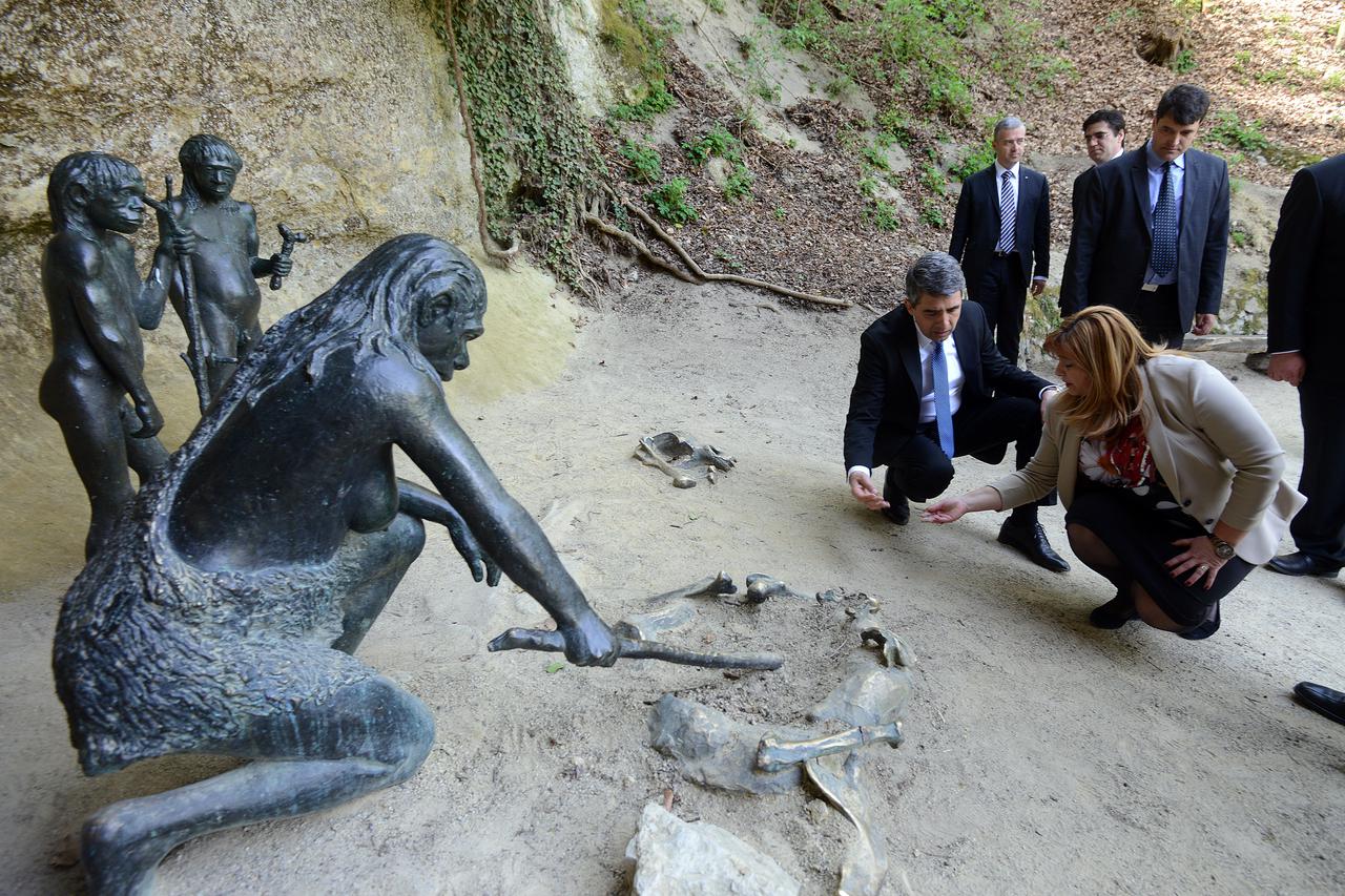 15.04.2015., Krapina - Predsjednik Republike Bugarske Rosen Plevneliev u drustvu zupana Zeljka Kolara, gradonacelnika Zorana Gregorica i  ravnateljice Muzeja Hvatskog zagorja Vlaste Krklec posjetio je Muzej krapinskih neandertalaca.  Photo: Marko Jurinec/