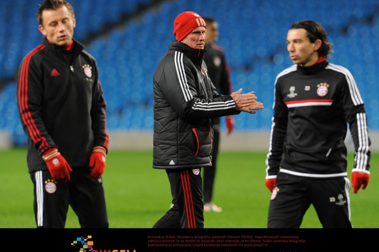 'Munich\'s head coach Jupp Heynckes (C) claps his hands during final practice at Etihad Stadium in Manchester, Great Britain, 06 December 2011. Ivica Olic (L) and Snijel Pranjic stand next to him. FC 