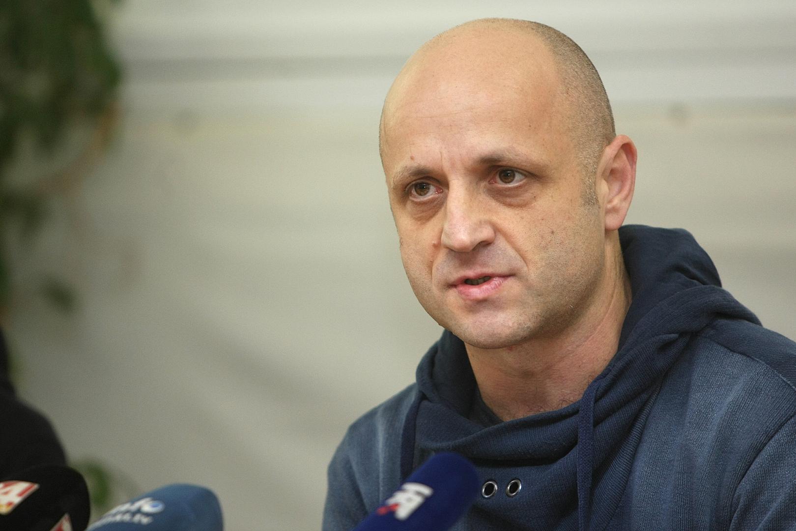 Tamo završava osnovnu školu, ali nakon očeve smrti obitelj se suočava s financijskim poteškoćama. Majka se s mlađim sinom vraća u Njemačku, dok Mile, tada tinejdžer, ostaje sam u nedovršenoj kući na Šublinovom brijegu u Gajnicama.