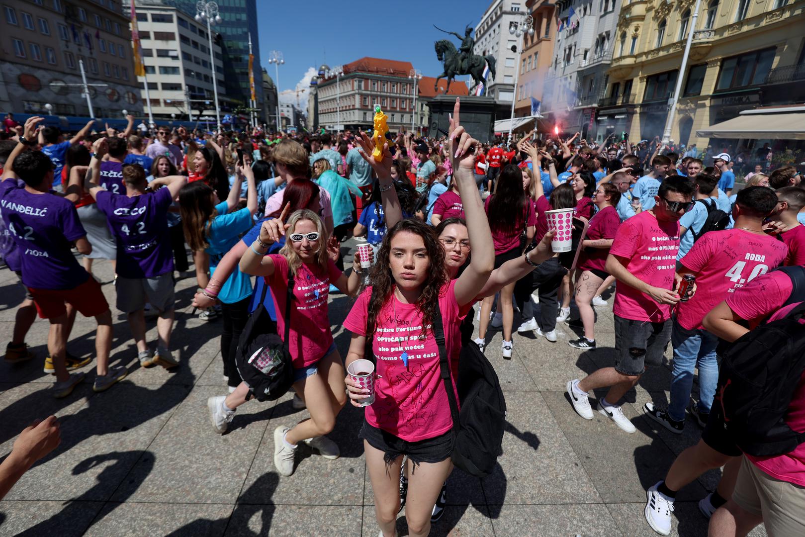 24.05.2024., Zagreb - Zagrebacki maturanti okupljaju se na Trgu bana Josipa Jelacica od kuda ce u povorci krenuti prema Bundeku gdje ce obiljeziti zavrsetak srednjoskolskog obrazovanja. Photo: Sanjin Strukic/PIXSELL