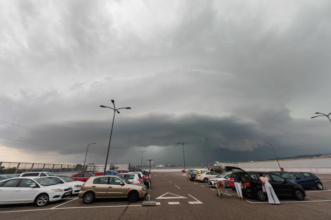 Zagreb: Dolazak oluje na zapadnom dijelu grada