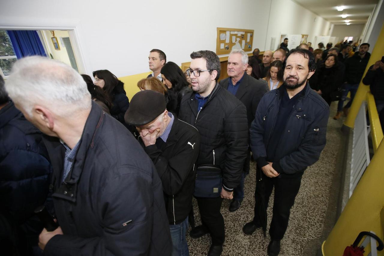 Glasači čekaju par sati na biralištu kako bi glasovali na izborima za predsjednika RH