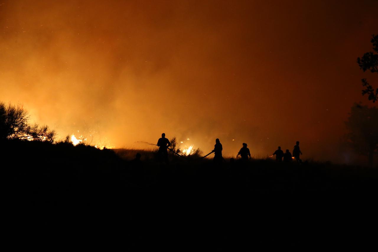 Požar se nošen udarima juga proširio prema Gornjoj Podstrani