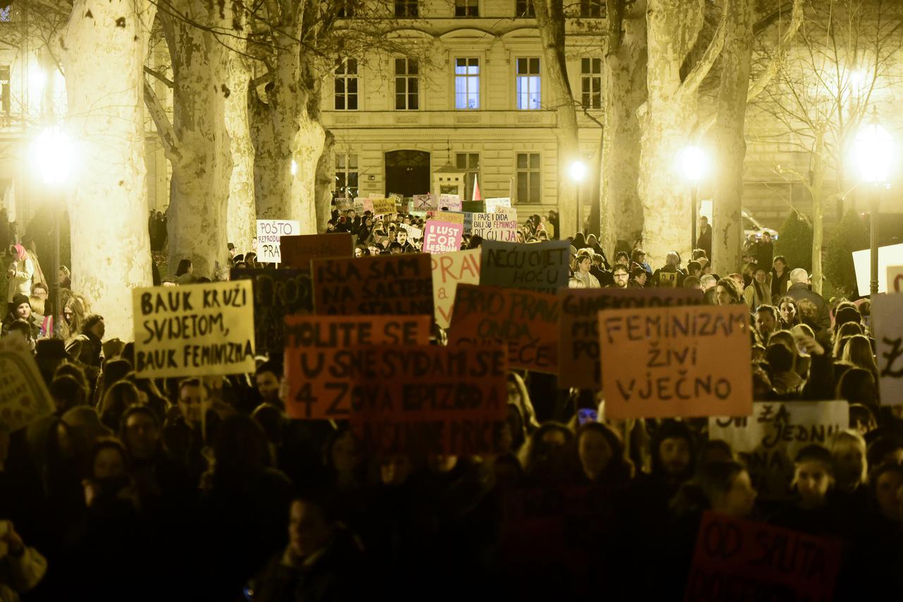 Zagreb: Povorka prošla centrom grada, tisuće ljudi na prosvjednoj povorci 