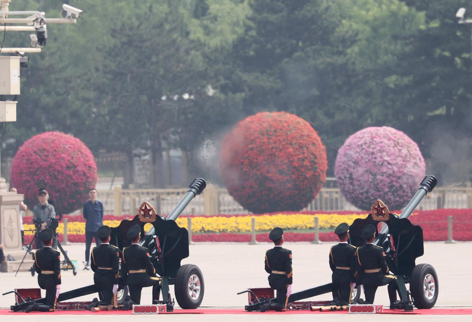 Honour guard members fire gun salutes on Tiananmen Square, during a welcome ceremony for U.S. President Donald Trump (not pictured) at the Great Hall of the People, in Beijing, China, May 14, 2026. REUTERS/Maxim Shemetov/Pool Photo: MAXIM SHEMETOV/REUTERS
