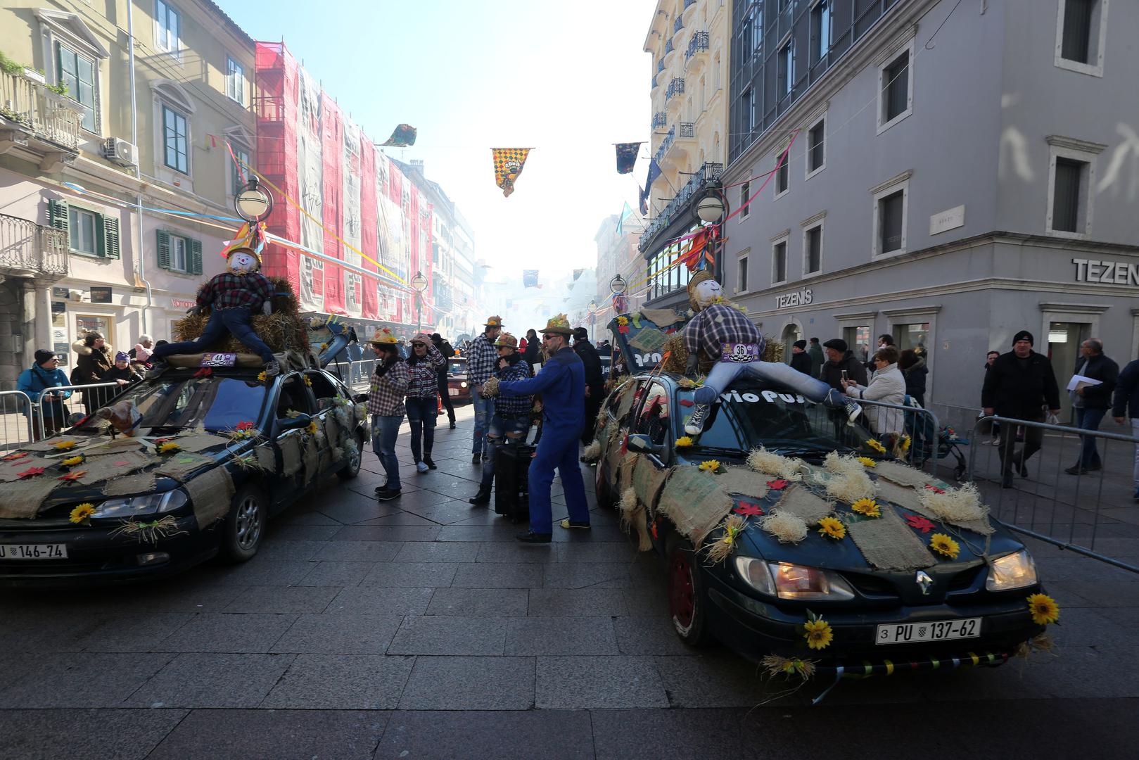 Maškarani auto-rally “Pariz-Bakar” tradicionalna je manifestacija koja se od 1990. godine neprekidno održava u organizaciji Autokluba „Rijeka“, kao parodija na svjetski poznati rally „Pariz-Dakar“ i od tada je prateća sportska manifestacija Riječkog karnevala.