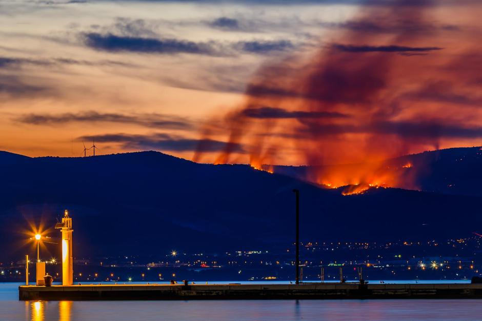 Pogled iz Splita na požar u okolici Segeta Gornjeg