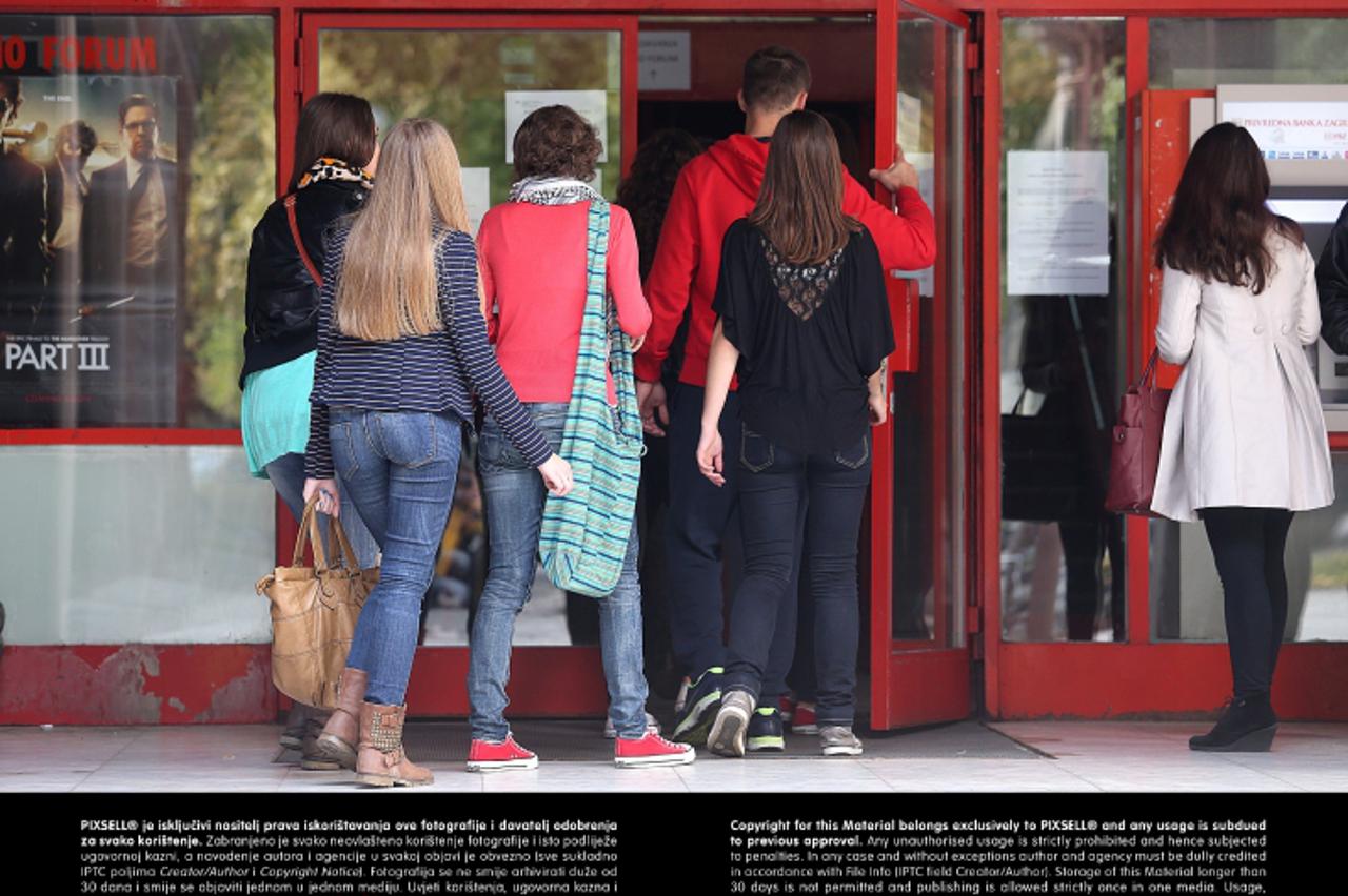 '09.10.2013., Zagreb - Studentskom prosvjednom akcijom pod nazivom Dajte nam kolace, studenti su u znak prosvjeda protiv poskupljenju cijena u studentskim menzama danas trebali jesti samo kolace.  Pho