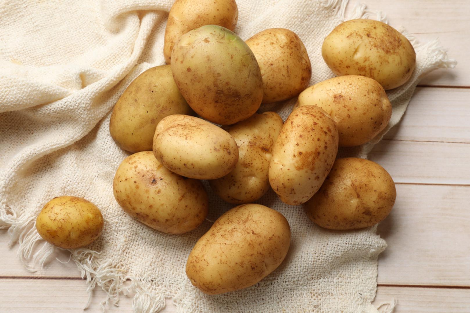 Krumpir: Krumpir se ne bi trebao držati u hladnjaku jer hladnoća pretvara škrob u šećer. Zbog toga može promijeniti okus, ali i teksturu tijekom kuhanja, pečenja ili prženja. Idealno ga je čuvati na tamnom, suhom i prohladnom mjestu, primjerice u smočnici ili podrumu.