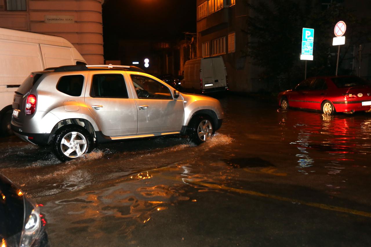 Rijeka: Jako jugo podiglo razinu mora, poplavljena riva i ulice oko tržnice