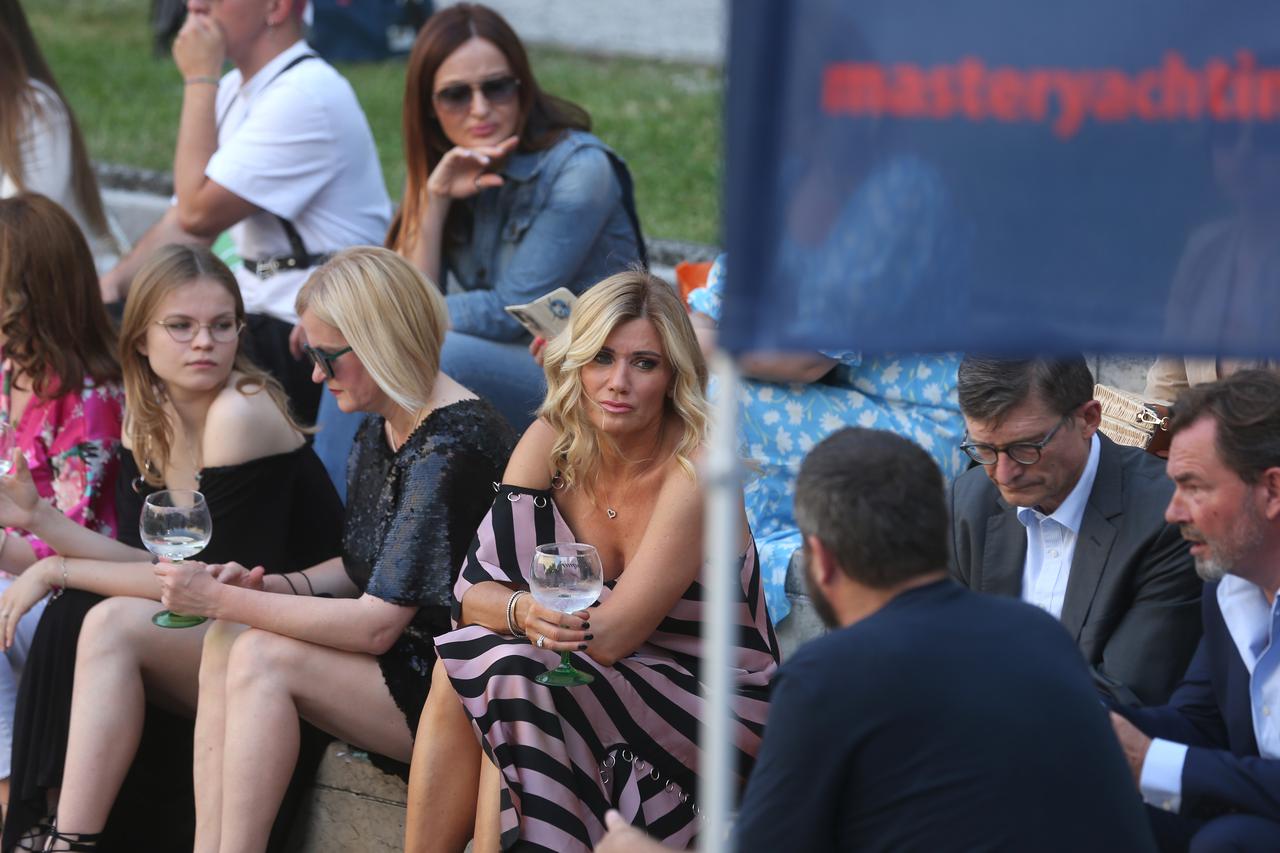 Zagreb: Na Marulićevom trgu održana modna revija brenda Duchess