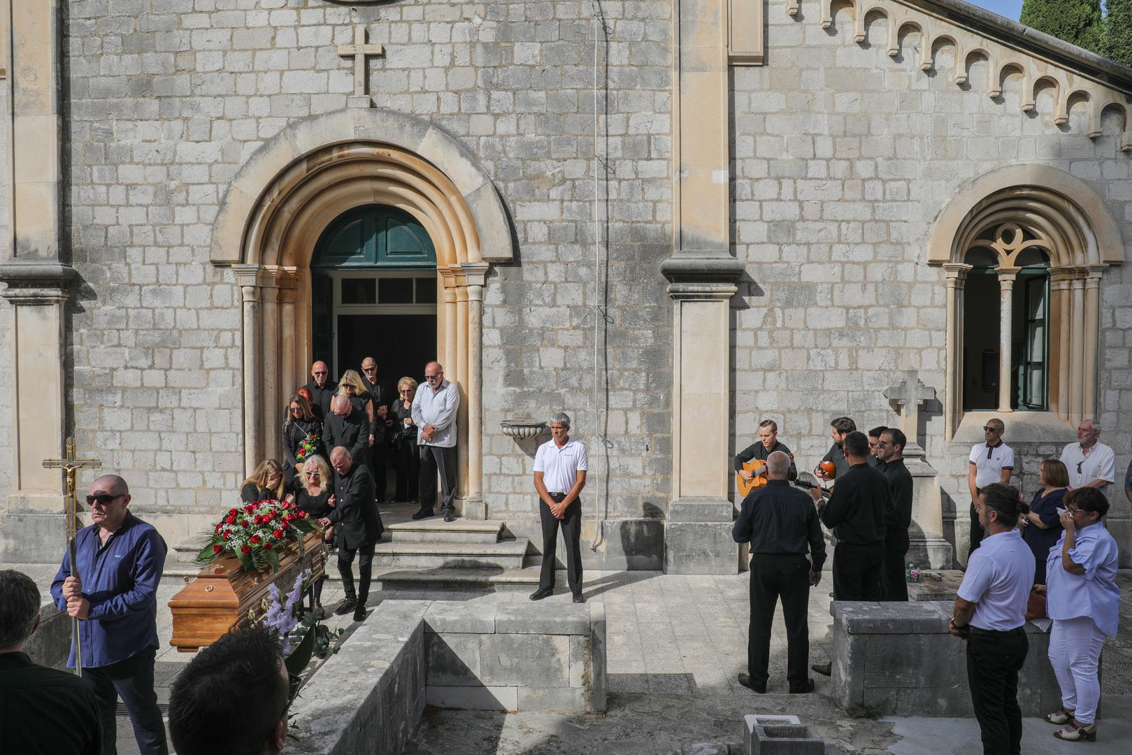 Od pokojnog pjevača oprostili su se prijatelji i članovi obitelji predvođeni neutješnom suprugom Dubravkom, s kojom je u braku bio 55 godina.