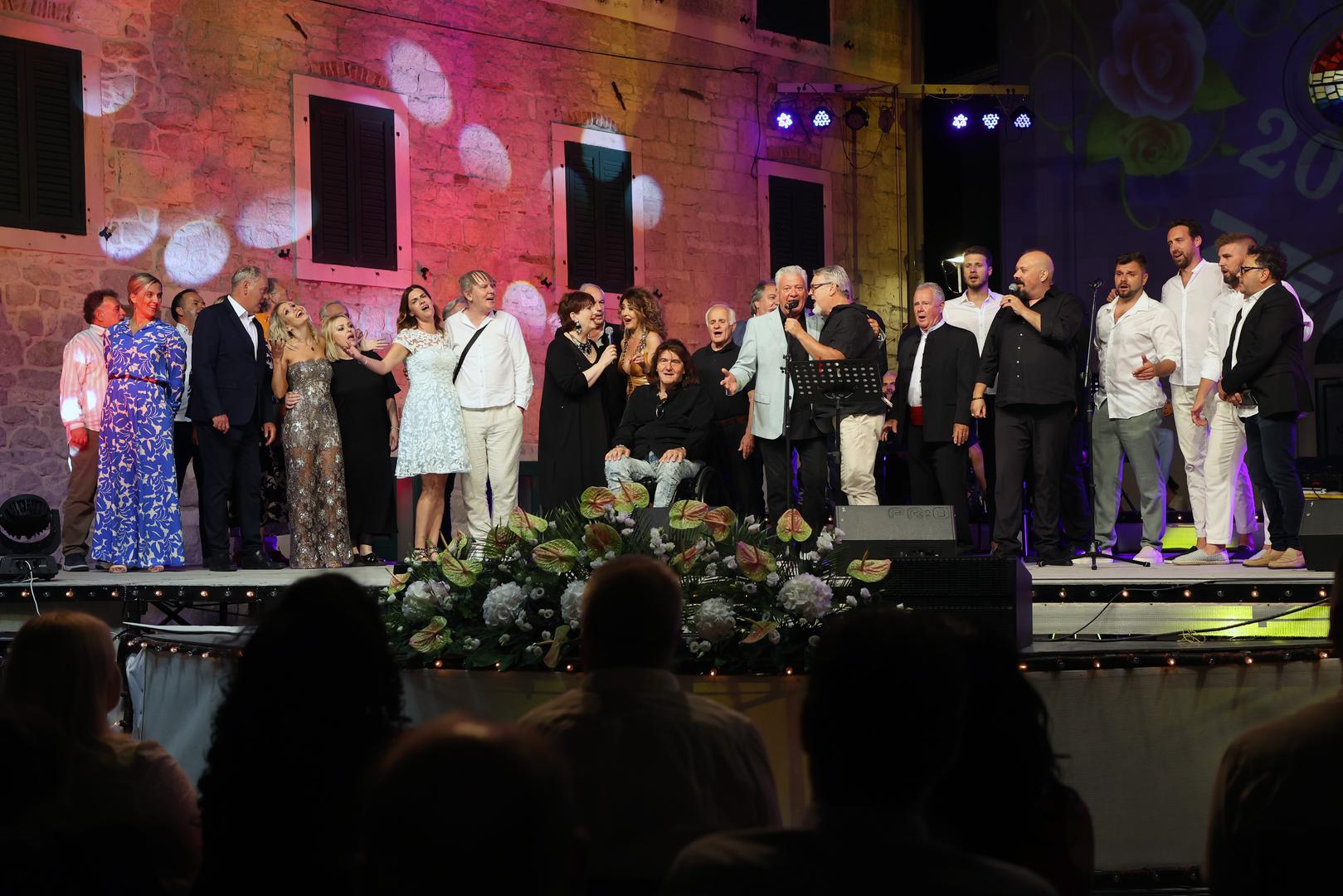 U Opuzenu je jučer održano 30. izdanje festivala Melodije hrvatskog juga i ove godine ovaj festival je bio u revijalnom duhu, bez natjecateljskog dijela.