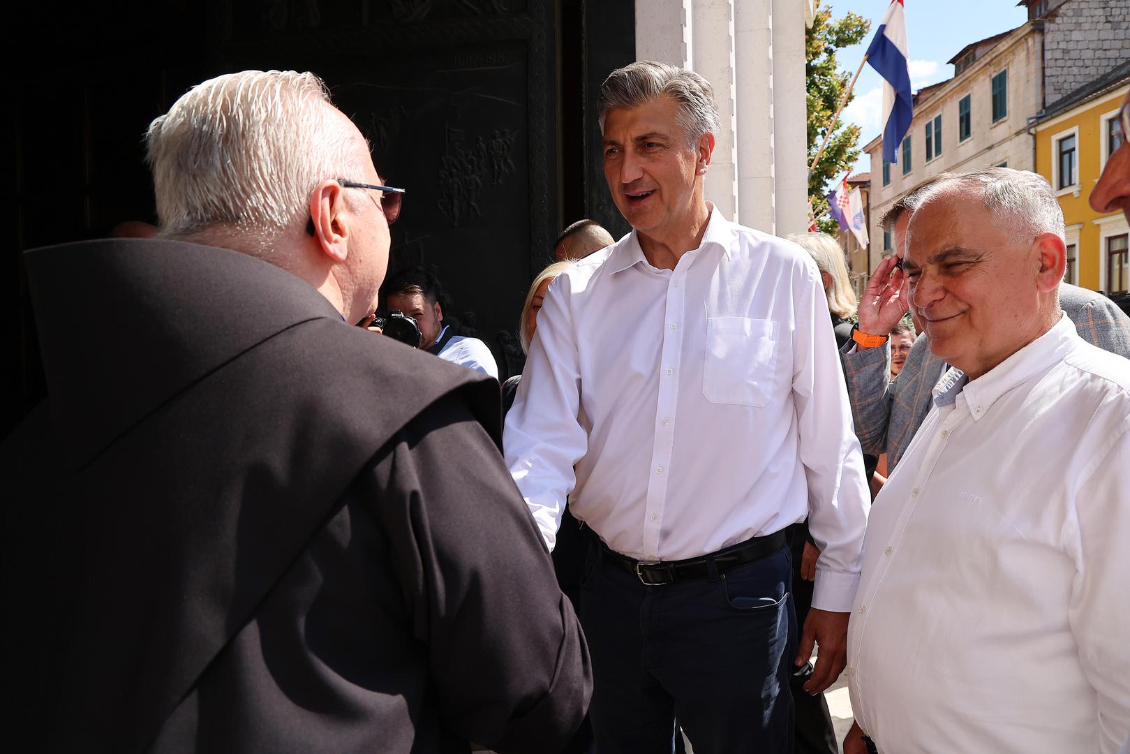 Predsjednik Vlade Andrej Plenković i članovi Vlade stigli su u nedjelju pred crkvu Čudotvorne Gospe Sinjske u Sinju, gdje se danas održava 311. Sinjska alka.