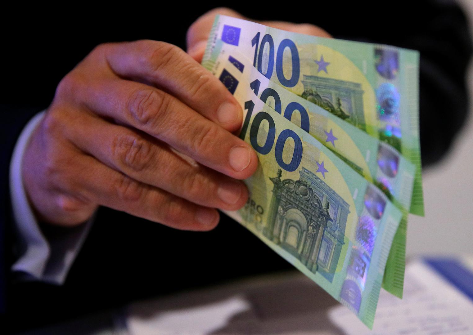 Već su predstavljene sigurnije novčanice od 10, 20 i 50 eura, dok novčanice od 500 eura više neće biti tiskane. 