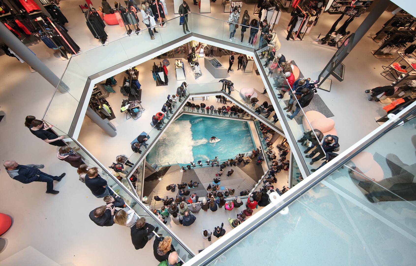 Zajahali su valove u podrumu poznatog sportskog trgovačkog centra Lengermann und Trieschmann (L&T) pred mnogobrojnim znatiželjnicima. 