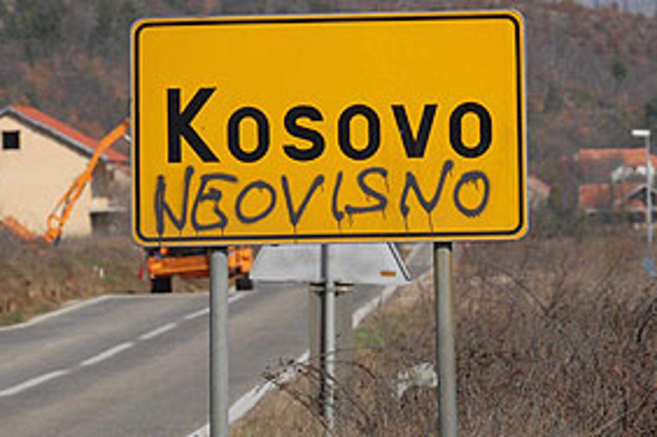 KOSOVO BEZ IJEDNOG ALBANCA Na ulazu od Knina na ploči koja označava mjesto Kosovo neki se šaljivčina i ovako poigrao s noćnom morom Srbije...