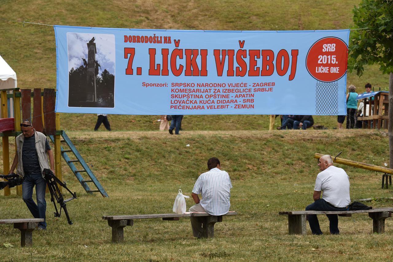 26.07.2015., Srb - Polaganjem vijenaca kod spomenika obiljezena je obljetnica Dana ustanka naroda Like.  Vijence su polozili Milorad Pupovac te brojne udruge i institucije. Istovremeno nekoliko stotina metara dalje uz jako policijsko osiguranje, okupilo s