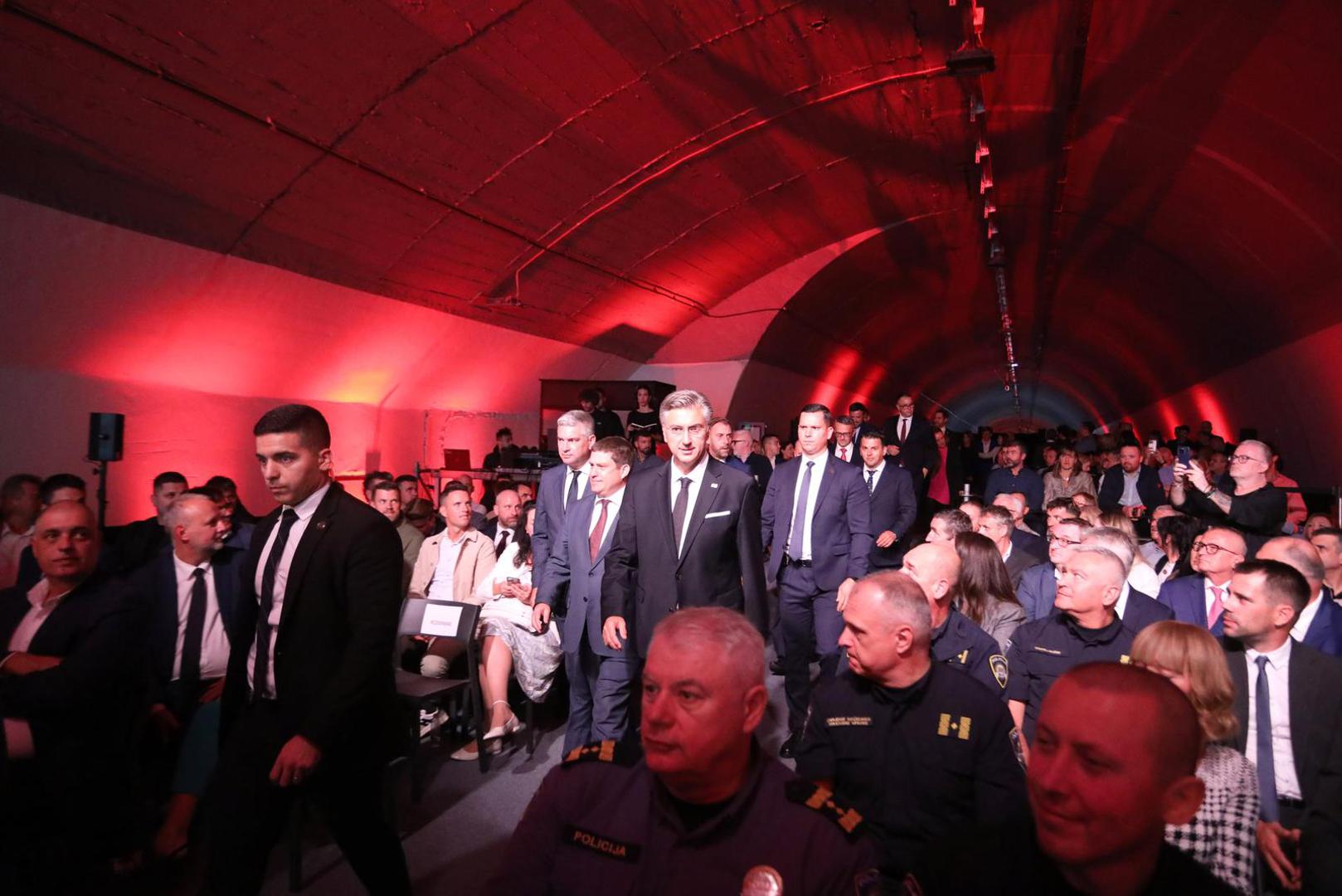 Na obnovi stare cijevi radilo je 150 radnika, a postavljeni su novi sustavi odvodnje i vodoopskrbe, s obzirom na to da se u spiljama oko tunela nalaze podzemni izvori.