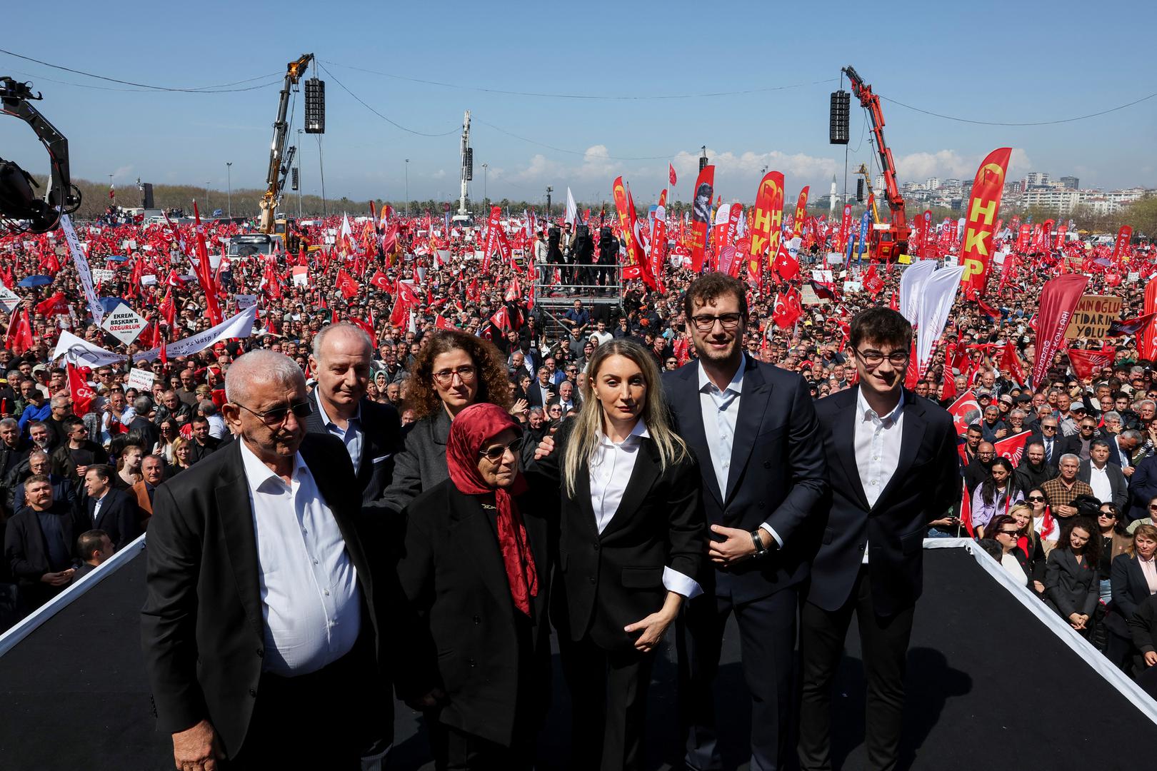 „Ako pravda šuti, ljudi će govoriti”, stoji na jednom od natpisa prosvjednika. „Smjer gospodarstva, pravosuđa, zakonodavstva – sve idemo prema gorem. Zato smo ovdje. Ističemo 'prava, zakone i pravdu' te smo ovdje da ih tražimo”, rekao je jedan prosvjednik.