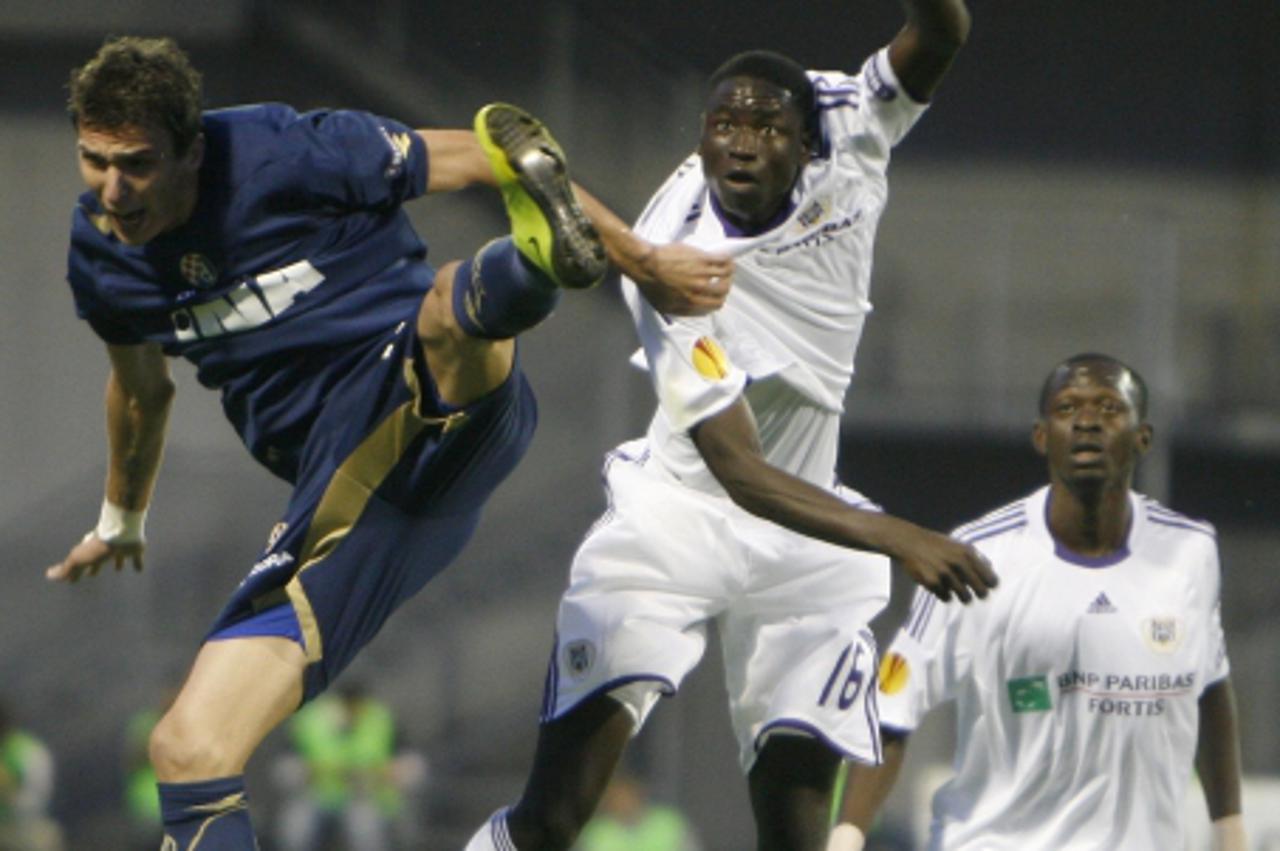 '17.09.2009., zagreb, utakmica eurolige izmedju dinama i anderlechta. mario mandzukic u dvoboju sa cheikhouom kouyateom (16). Snimio Luka Klun/VLM'