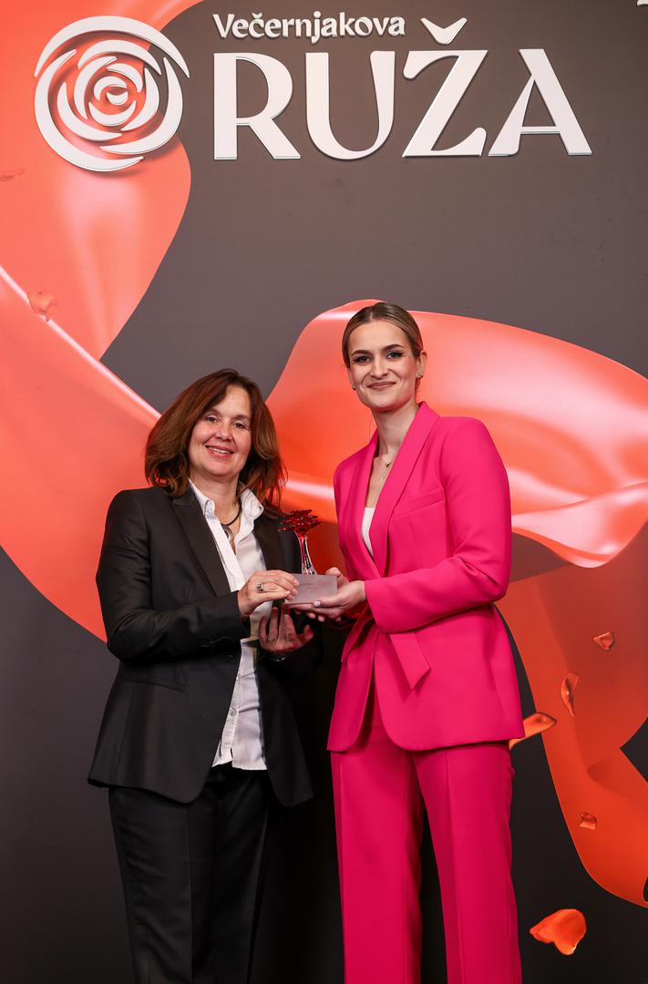 Večer je donijela i najmlađu kategoriju na Ruži, a dobitnika Digitalne ruže proglasili su digitalni prezenteri, generirani umjetnom inteligencijom. Nagrada je otišla u ruke (Ne)uspjehu prvaka.