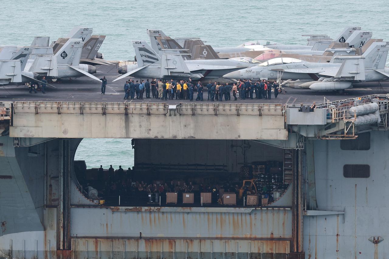 USS Abraham Lincoln, američki mornari