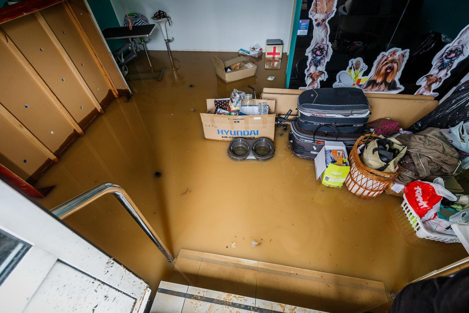 30.05.2022., Kastela - Tijekom jutra sire trogirsko i kastelansko podrucje zahvatilo je olujno nevrijeme s obilnom kisom, te su mnoge kuce i poslovni prostori poplavljeni. Photo: Zvonimir Barisin/PIXSELL