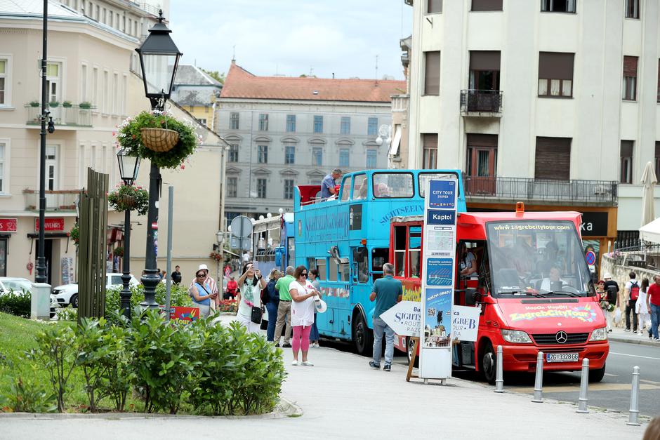 Zagreb: Turistički autobusi parkirani na Kaptolu pored Katedrale