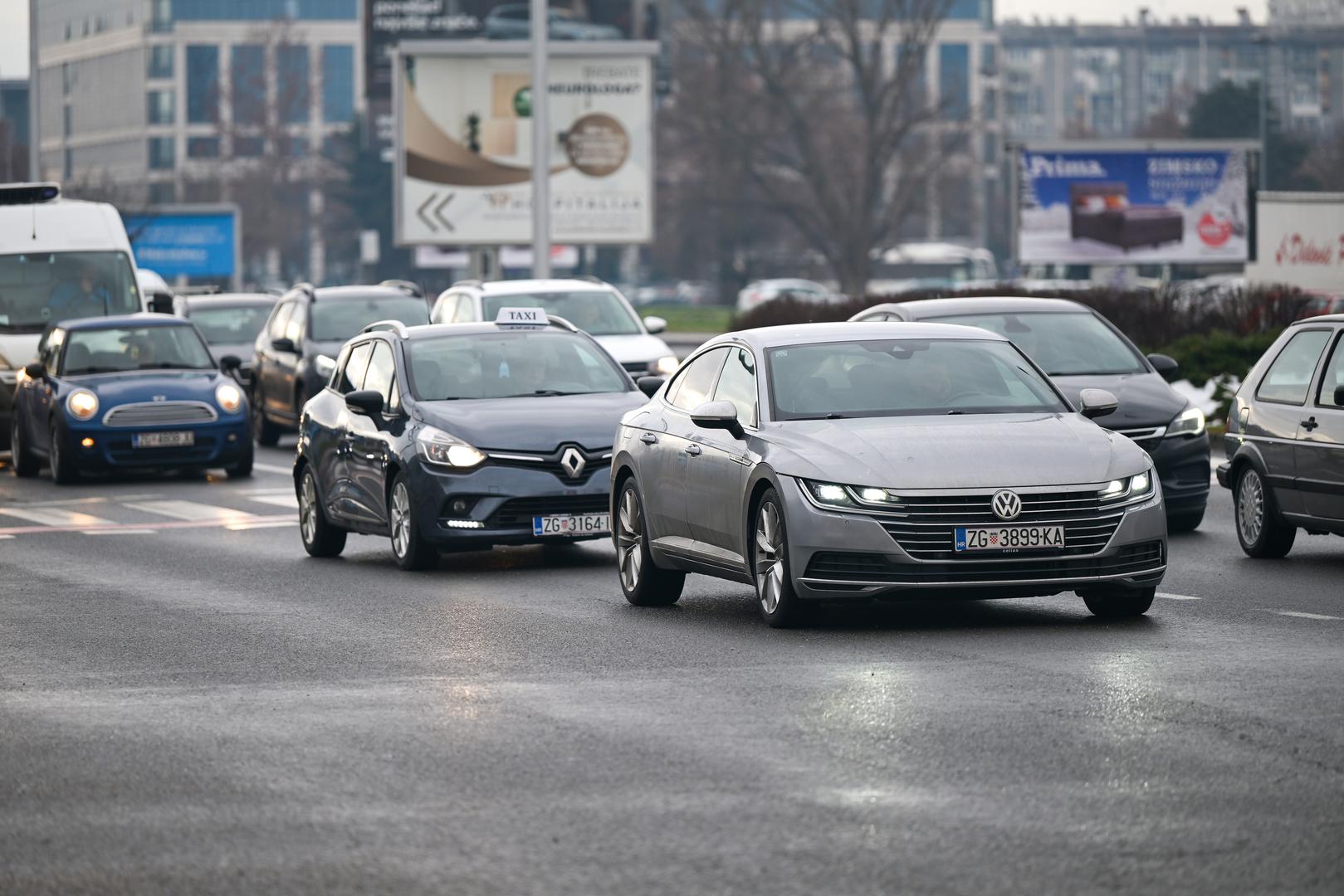 Riječ je o linijama 166, 219, 220, 221, 229, 234, 241, 242, 243, 268, 310, 311, 313, 330. Alternativa onima koji idu s južne na sjevernu stranu grada su Jadranski most i Most mladosti. 