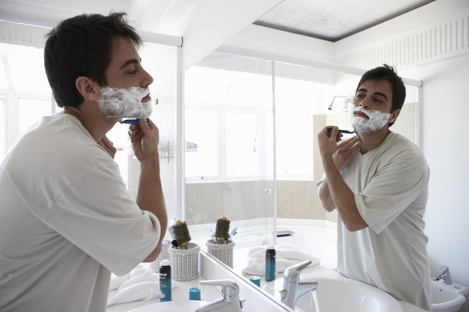 BRITVICE ZA BRIJANJE – S električnim brijačem više nećete morati kupovati nove žilete ili bacati previše jednokratnih britvica. 
