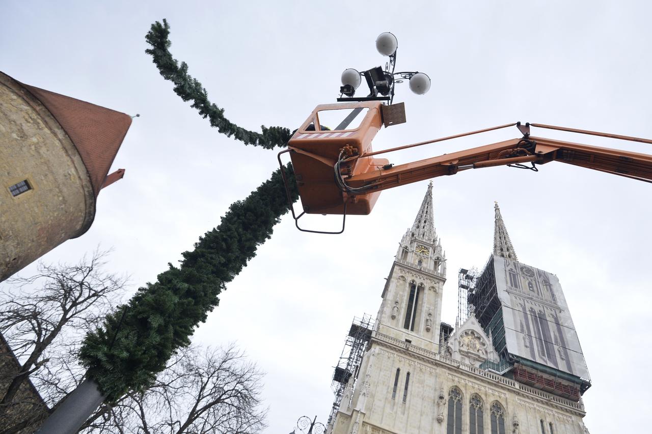 12.01.2015., Zagreb -  Skidanje ukrasa sa stupova ispred Katedrale, te sa bozicne jelke. Photo: Marko Lukunic/PIXSELL
