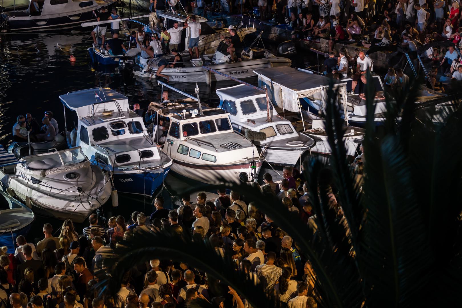 Tradicionalna manifestacija počela je 26. srpnja koncertom na trajektu „Korčula“ na liniji Split-Vela Luka.
