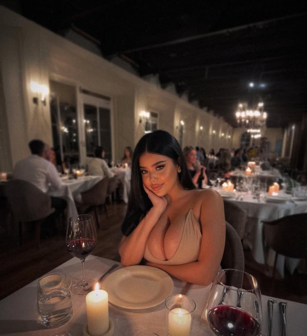 Influencerica i poduzetnica Claudia Rivier, koju na Instagramu prati više od milijun ljudi, poznata je po promicanju tjelesne pozitivnosti i objavama koje slave prirodnu ljepotu. 