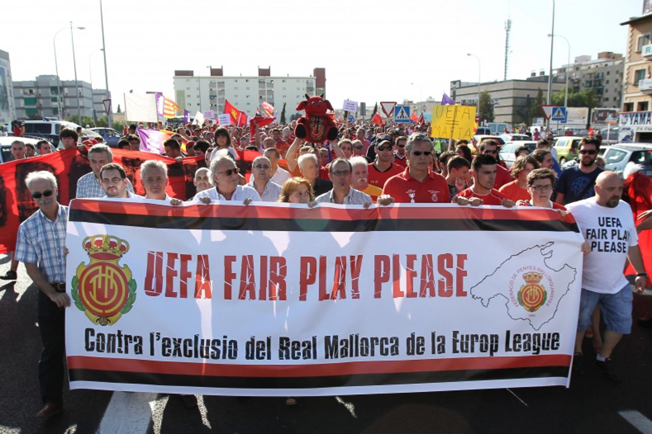 'Supporters of Mallorca\'s football team hold a demonstration against the decision of the UEFA to ban the club from this season\'s Europa League, on July 27, 2010 in Palma de Mallorca. UEFA announced 