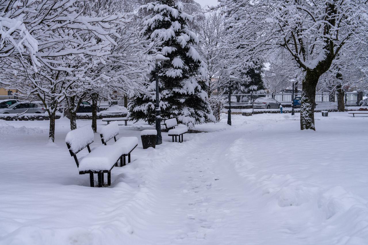 U Gospiću je izmjereno 16 cm snijega