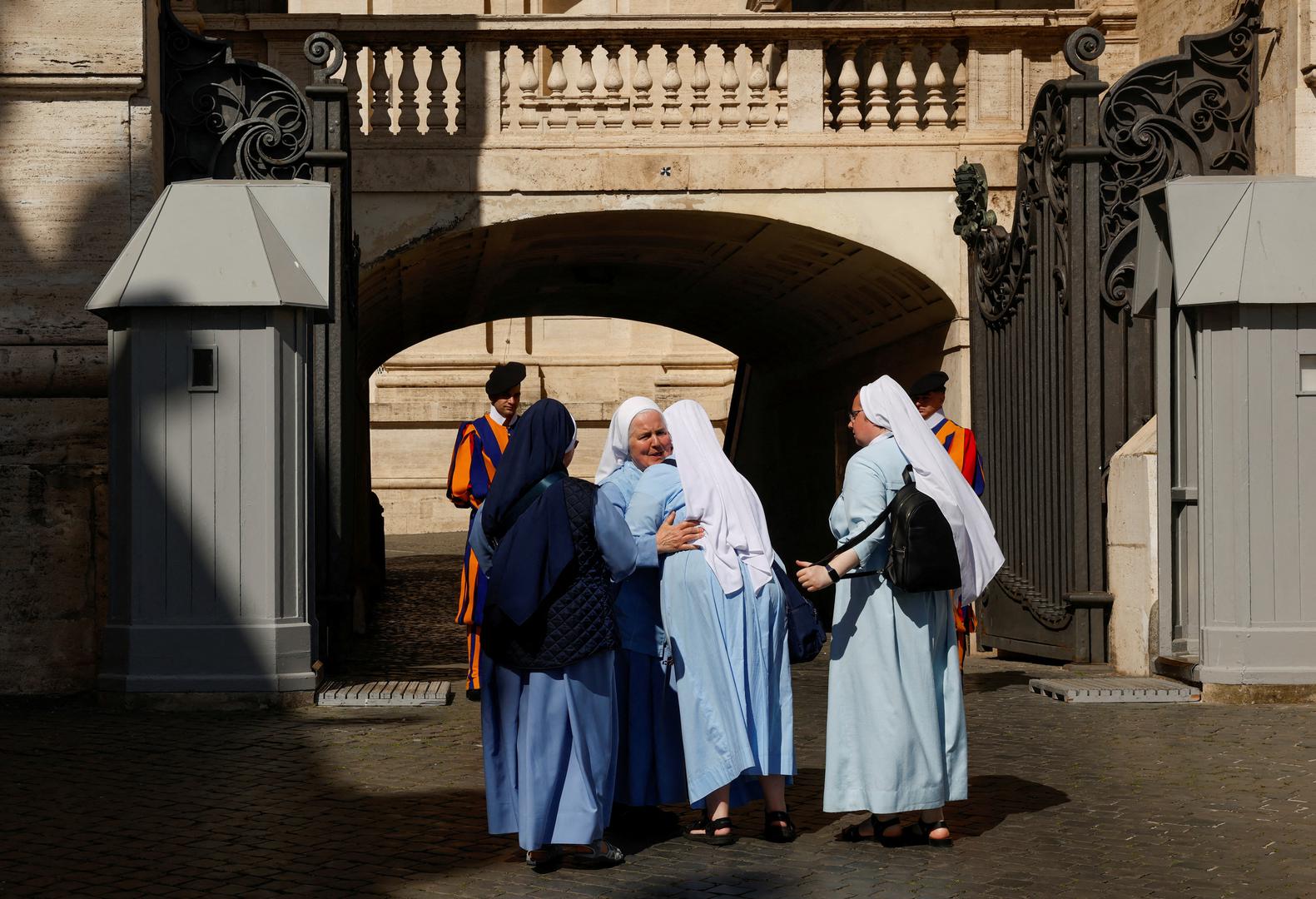 Najveća gužva je na Trgu sv. Petra. Tamo su tisuće ljudi. Misli svih usmjerene su prema papi Franji.