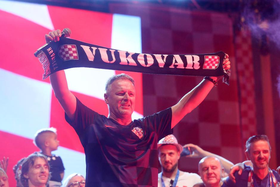 Zagreb: Nakon pet sati vožnje kroz grad Vatreni konačno stigli na Trg bana Josipa Jelačiča