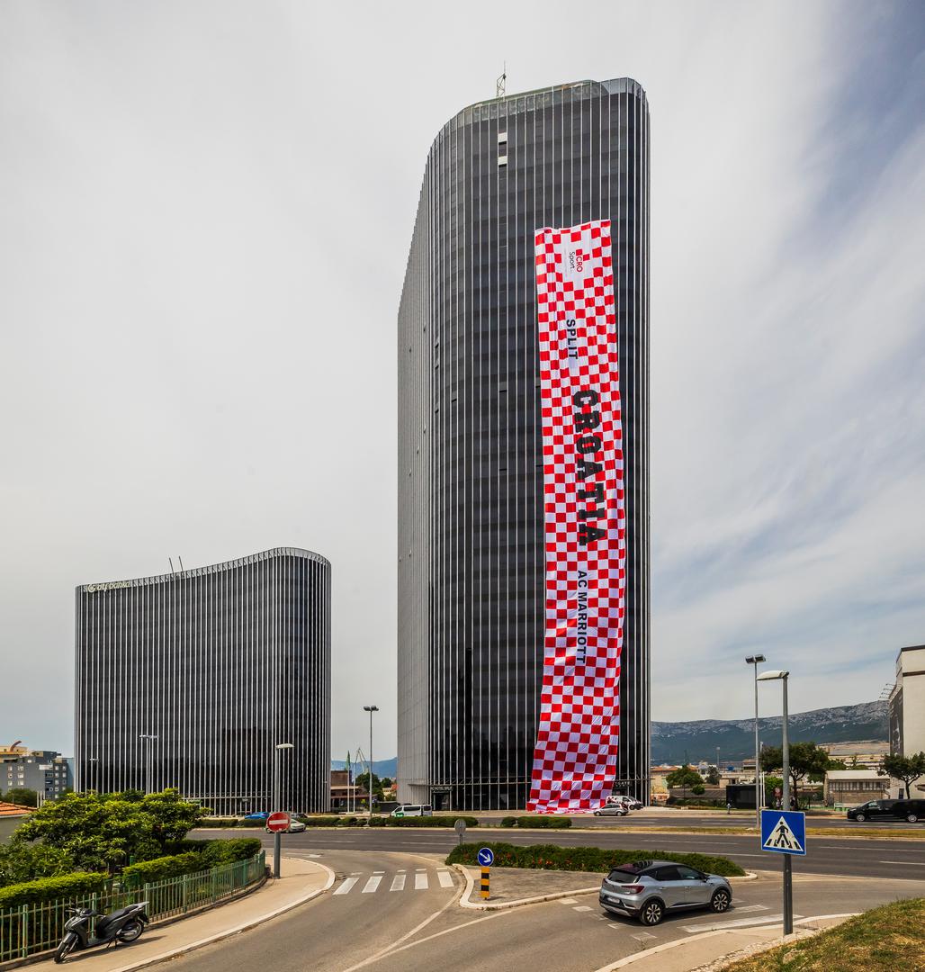 09.06.2024., Split - Postavljanje najvece zastave na najvecu zgradu u Hrvatskoj. Photo: Zvonimir Barisin/PIXSELL